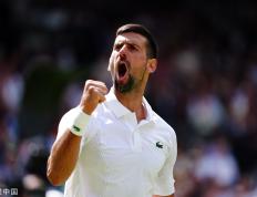 黑白体育-德约科维奇回归赛场，逆转首场状态亮眼，雄鹿观众沸腾！的简单介绍