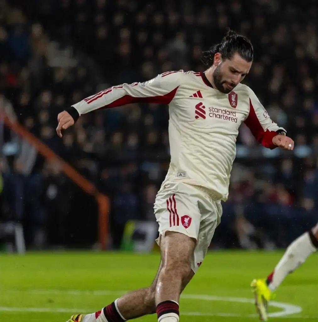 黑白体育-姆巴佩爆冷击败西班牙队，高光表现引爆全场！的简单介绍